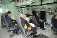 Jefe de E.M. de la Marina india en el simulador de los S-80
