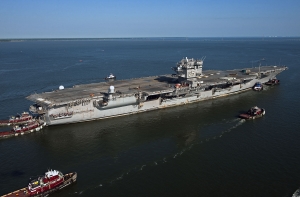 El portaaviones USS Enterprise (CVN 65) realizando su último viaje a los astilleros Newport News.